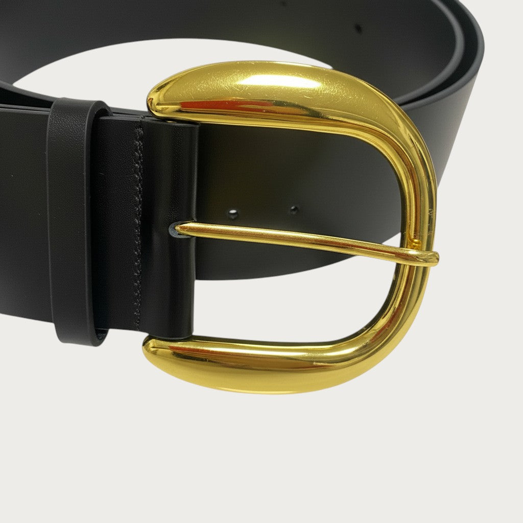 Ceinture large en cuir noir pour femme avec une grande boucle dorée brillante, accessoire de mode élégant