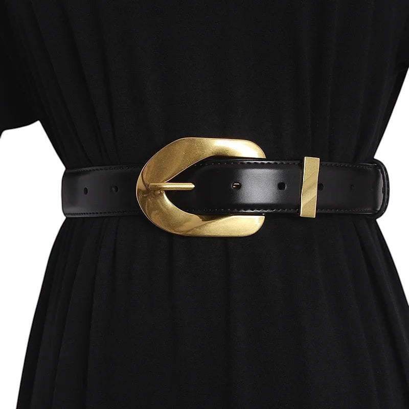 Ceinture Ceintura en cuir véritable noir pour femme avec boucle ardillon vintage dorée portée sur une robe noire