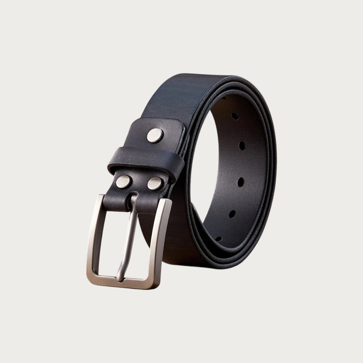Ceinture casual Ceintura Potenza en cuir de vachette noir avec une grosse boucle ardillon en métal vieilli