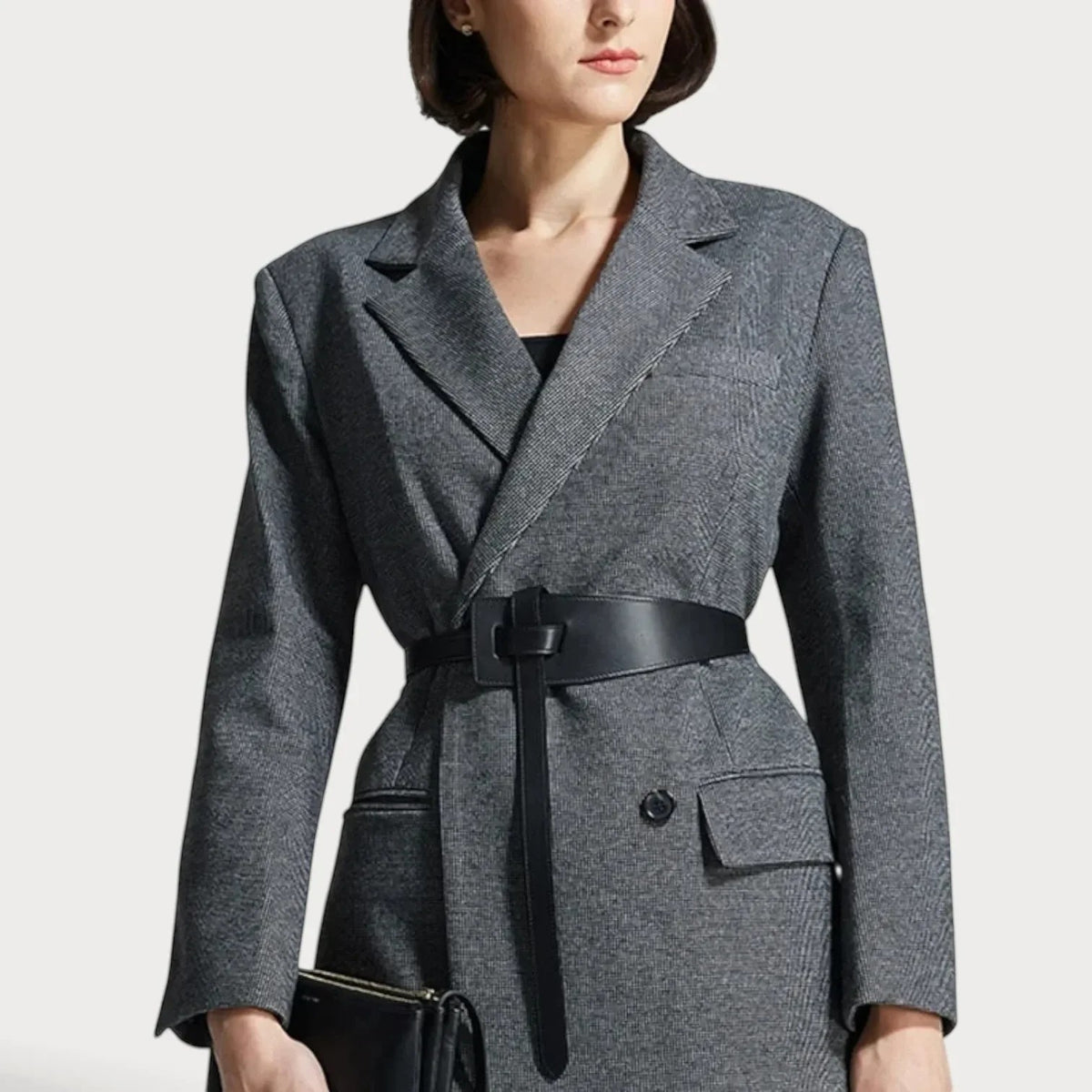 Ceinture Ceintura souple en cuir noir à nouer portée sur un blazer gris pour un look élégant et décontracté