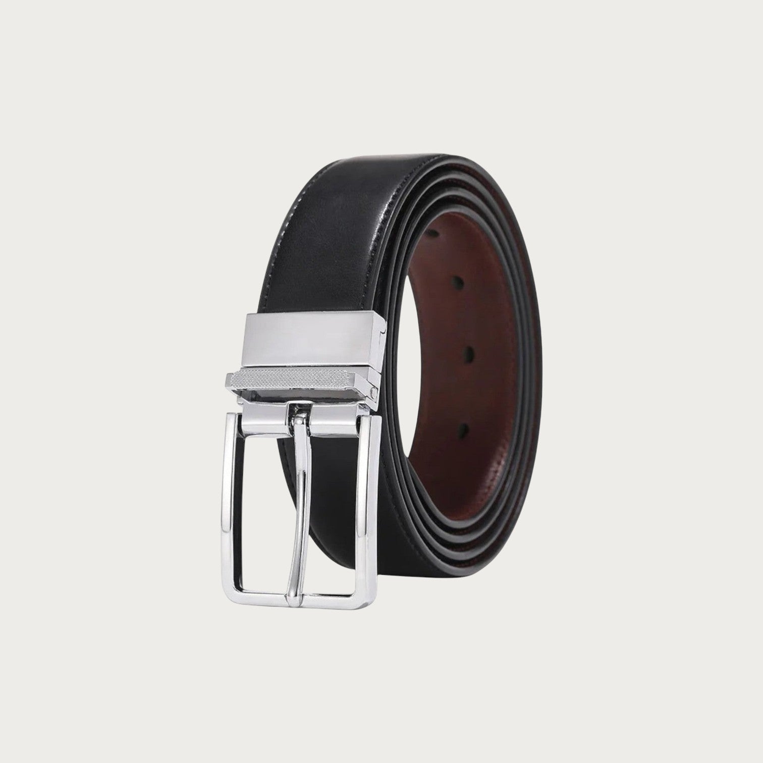 Ceinture réversible Ceintura enroulée montrant sa face noire et sa face bordeaux, boucle rotative chromée Image