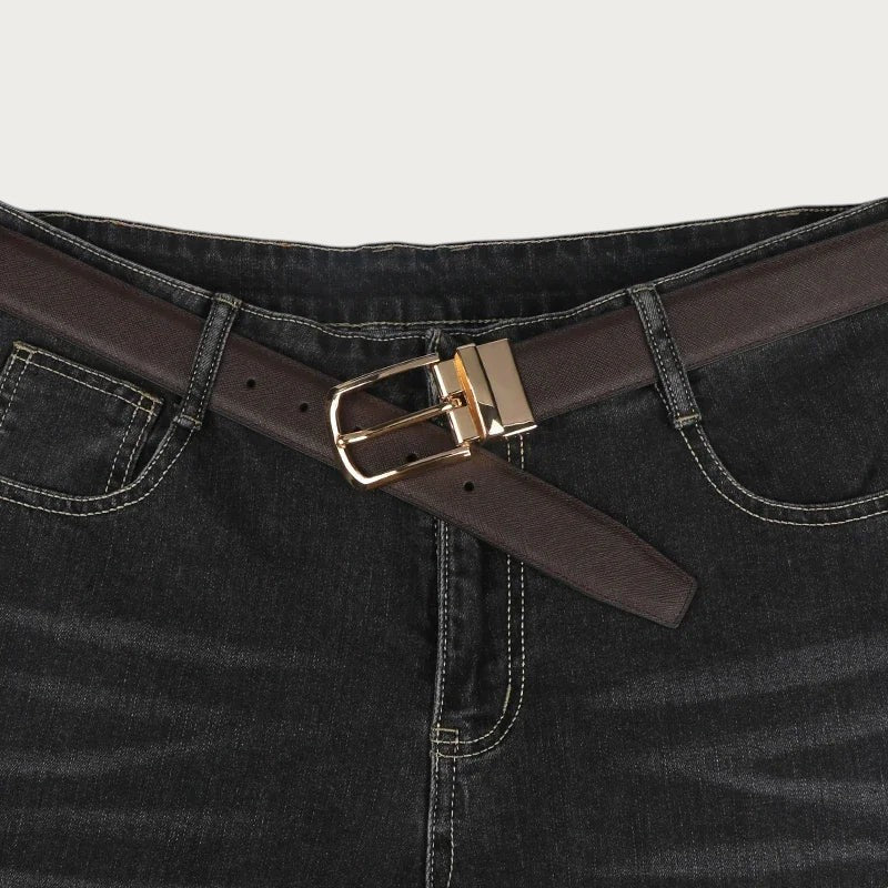 Ceinture réversible pour homme en cuir véritable marron avec boucle ardillon rotative dorée sur jean noir Image