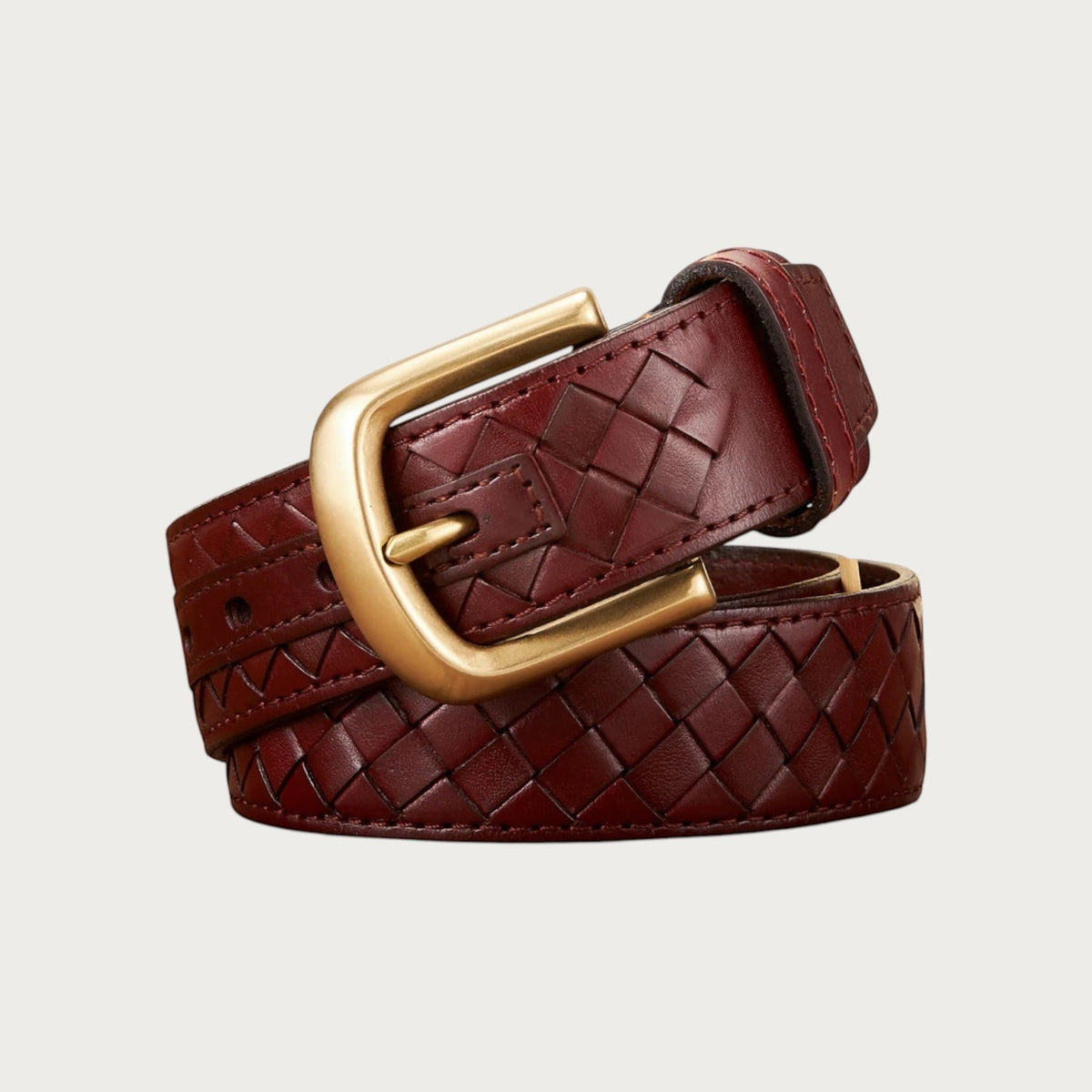 Ceinture large Ceintura Fortuna en cuir tressé brun rouge, gros plan sur la boucle en laiton vieilli