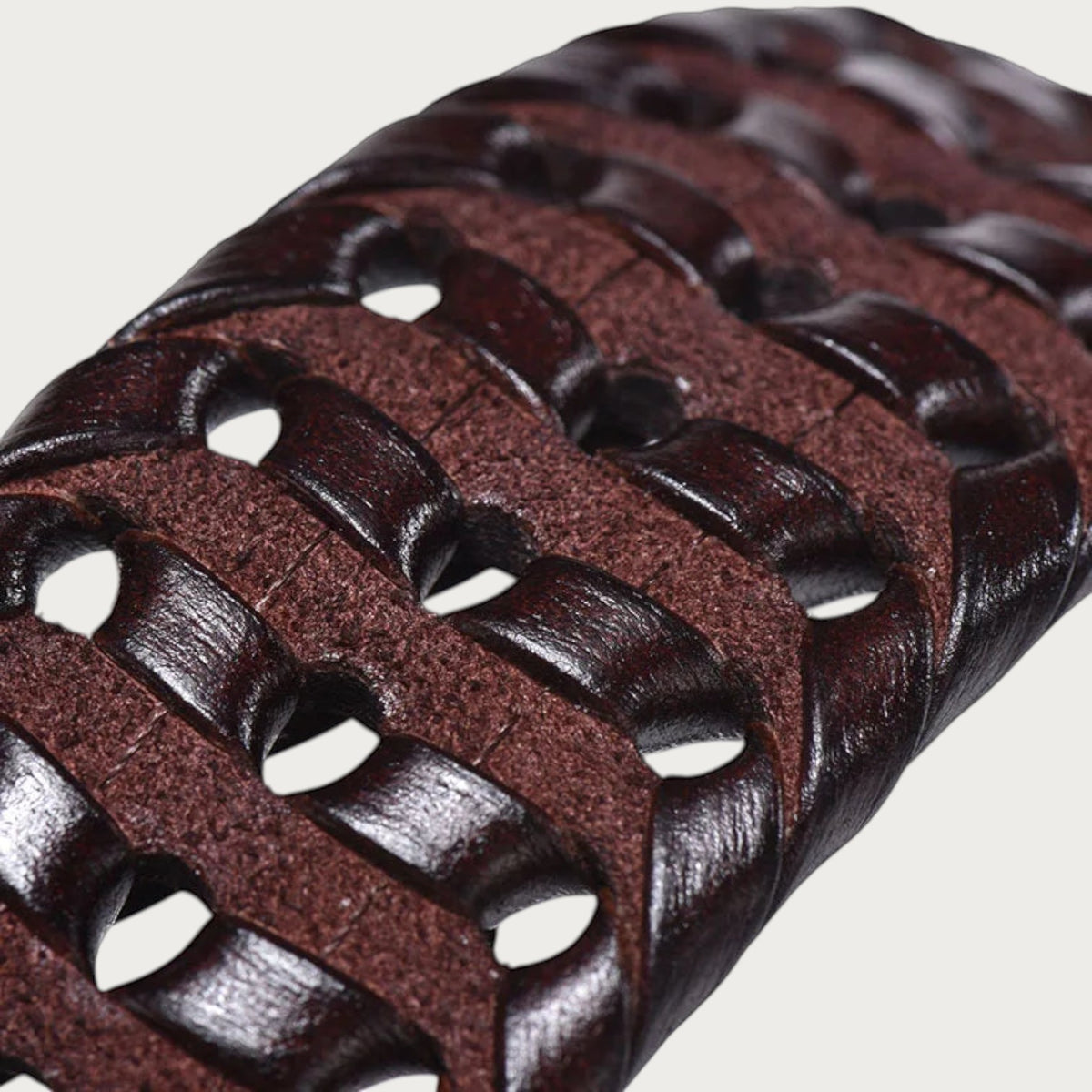 Gros plan sur la ceinture en cuir tressé torsadé marron Ceintura avec ses brins de cuir de vachette en relief