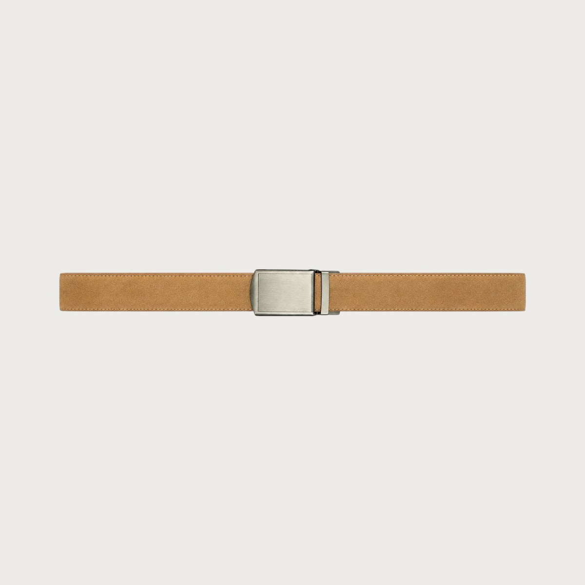 Ceinture Ceintura Cuneo beige en similicuir déployée à plat, boucle automatique argentée brossée au centre
