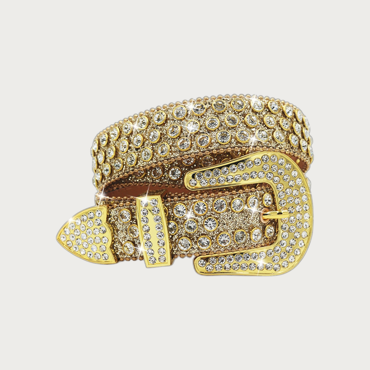 Gros plan sur la boucle dorée sertie de strass de la ceinture Ceintura en similicuir doré