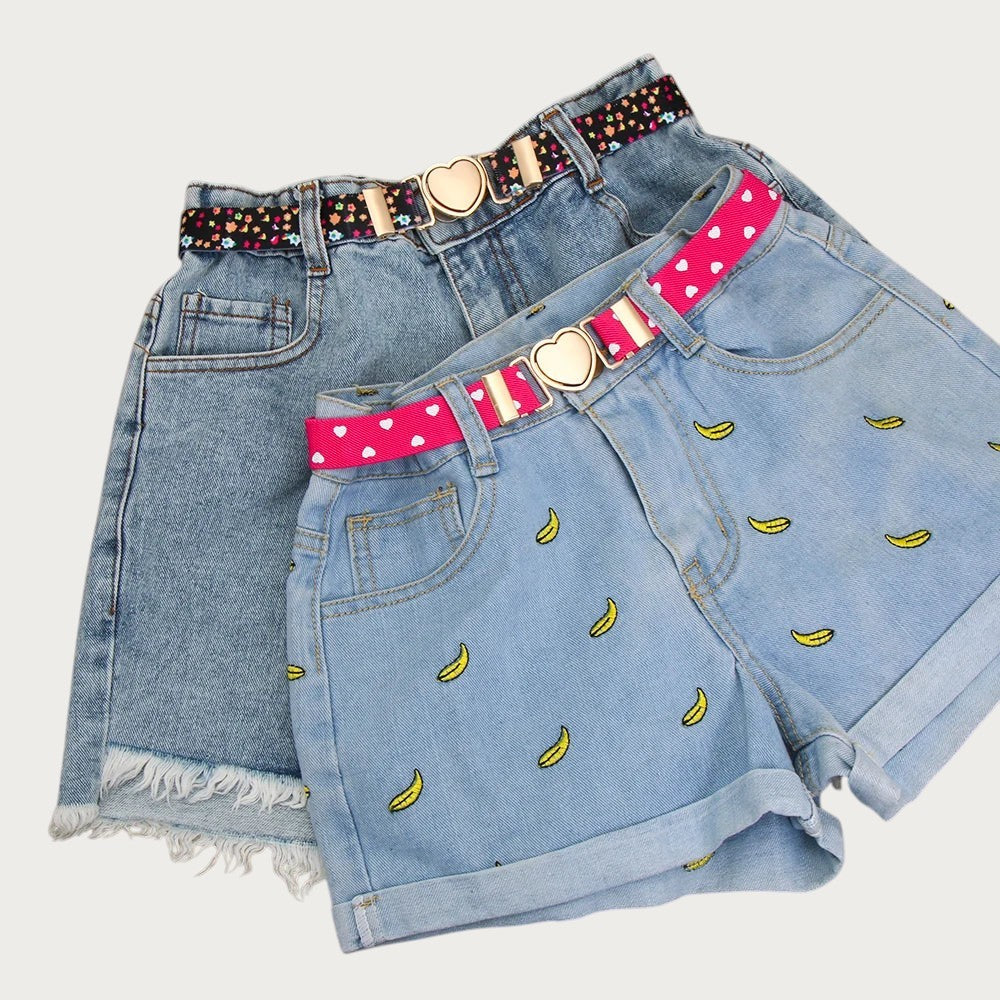 Ceintura ceintures élastiques pour filles avec boucle en forme de cœur dorée sur des shorts en jean Image