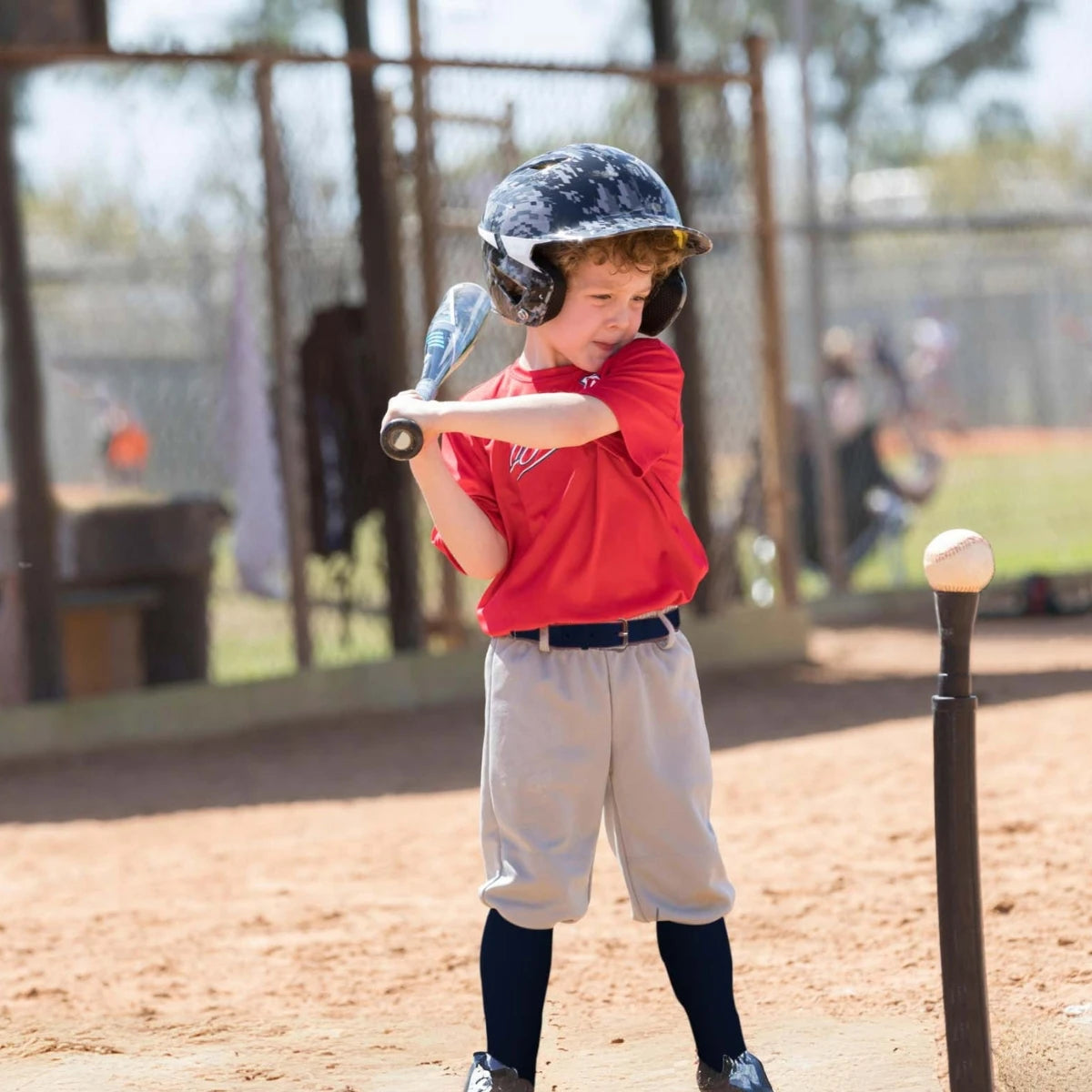 Enfant en tenue de baseball portant une ceinture élastique réglable Ceintura Nuoro sur un terrain de sport