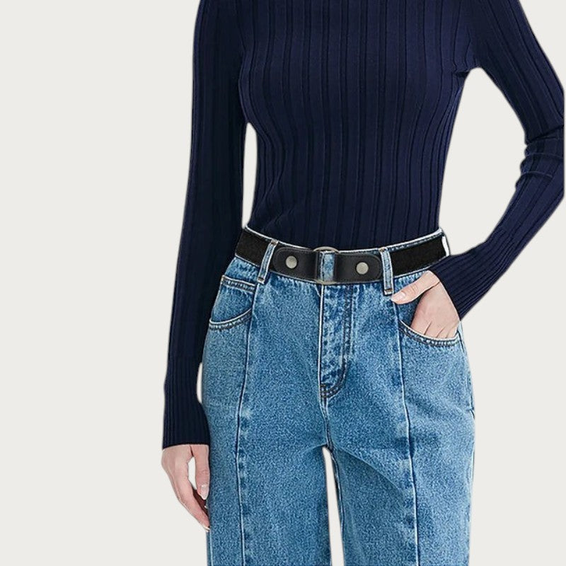 Ceintura ceinture élastique invisible noire sans boucle portée avec un jean bleu et un pull à col roulé