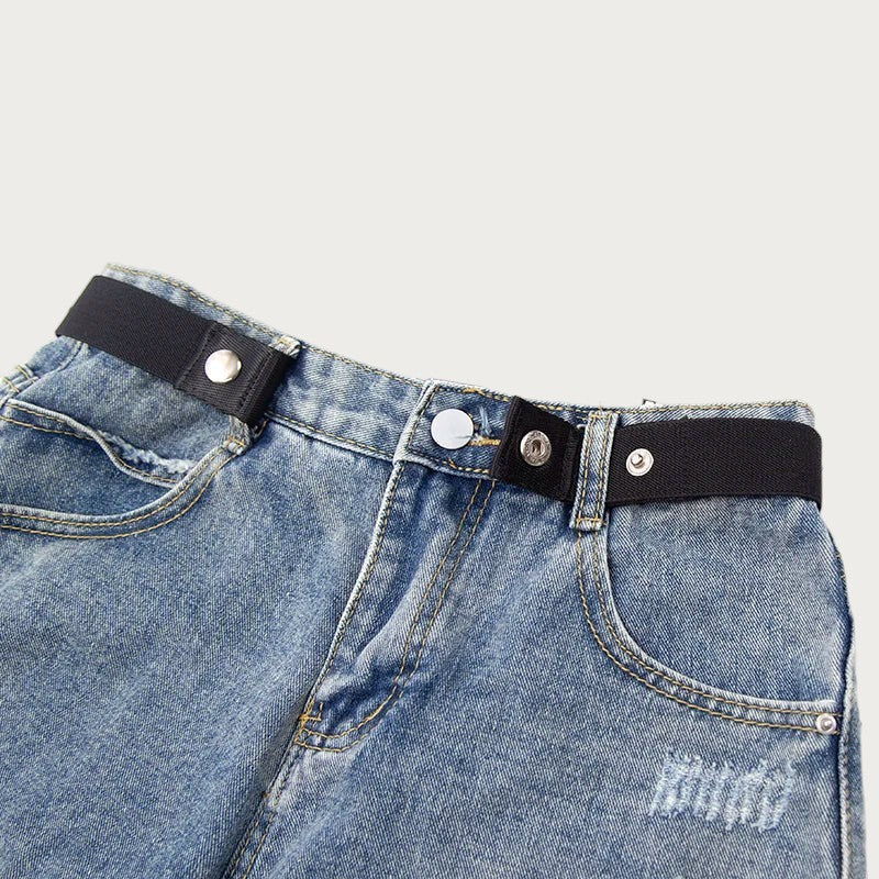 Ceinture élastique invisible sans boucle Ceintura en toile noire sur un jean bleu délavé pour un ajustement confortable Image