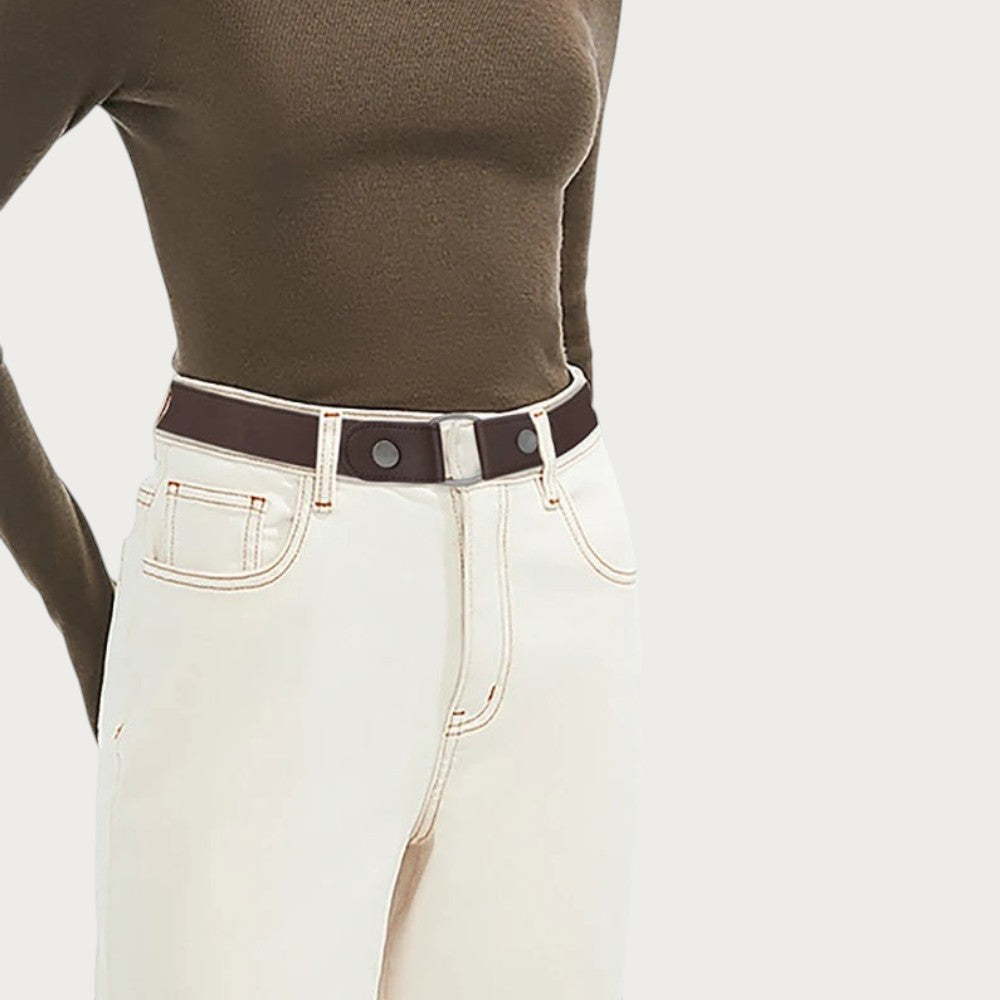 Ceintura ceinture élastique marron sans boucle pour femme portée avec un jean blanc et un haut ajusté Image