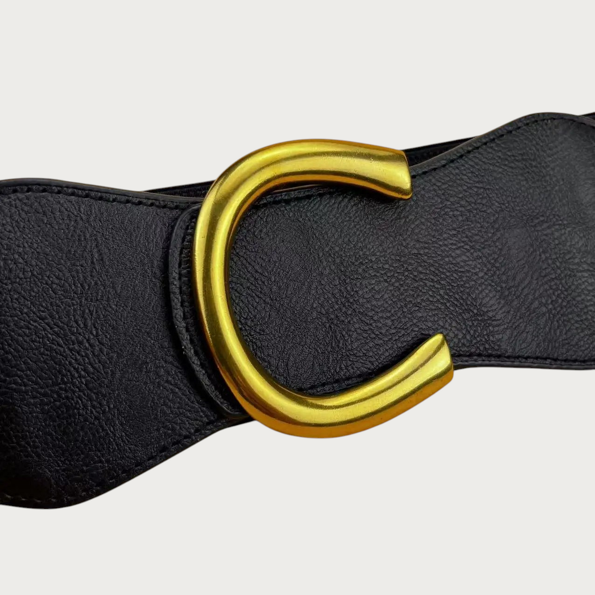 Ceinture élastique noire Ceintura avec une boucle dorée graphique en forme de lettre C pour femme