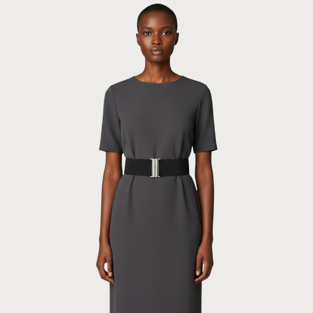 Ceinture élastique noire Ceintura Aosta avec fermoir rectangulaire argenté portée par une femme en robe grise