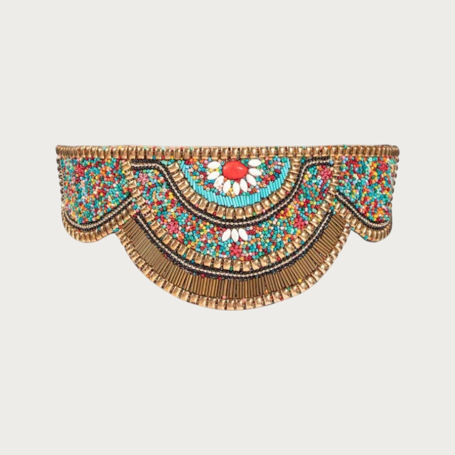 Ceinture ethnique Ceintura pour femme avec perles multicolores et motif géométrique sur fond tricoté Image