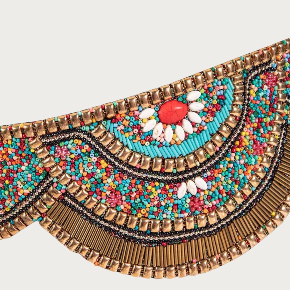 Ceinture ethnique Ceintura pour femme ornée de perles multicolores et détails géométriques en métal doré