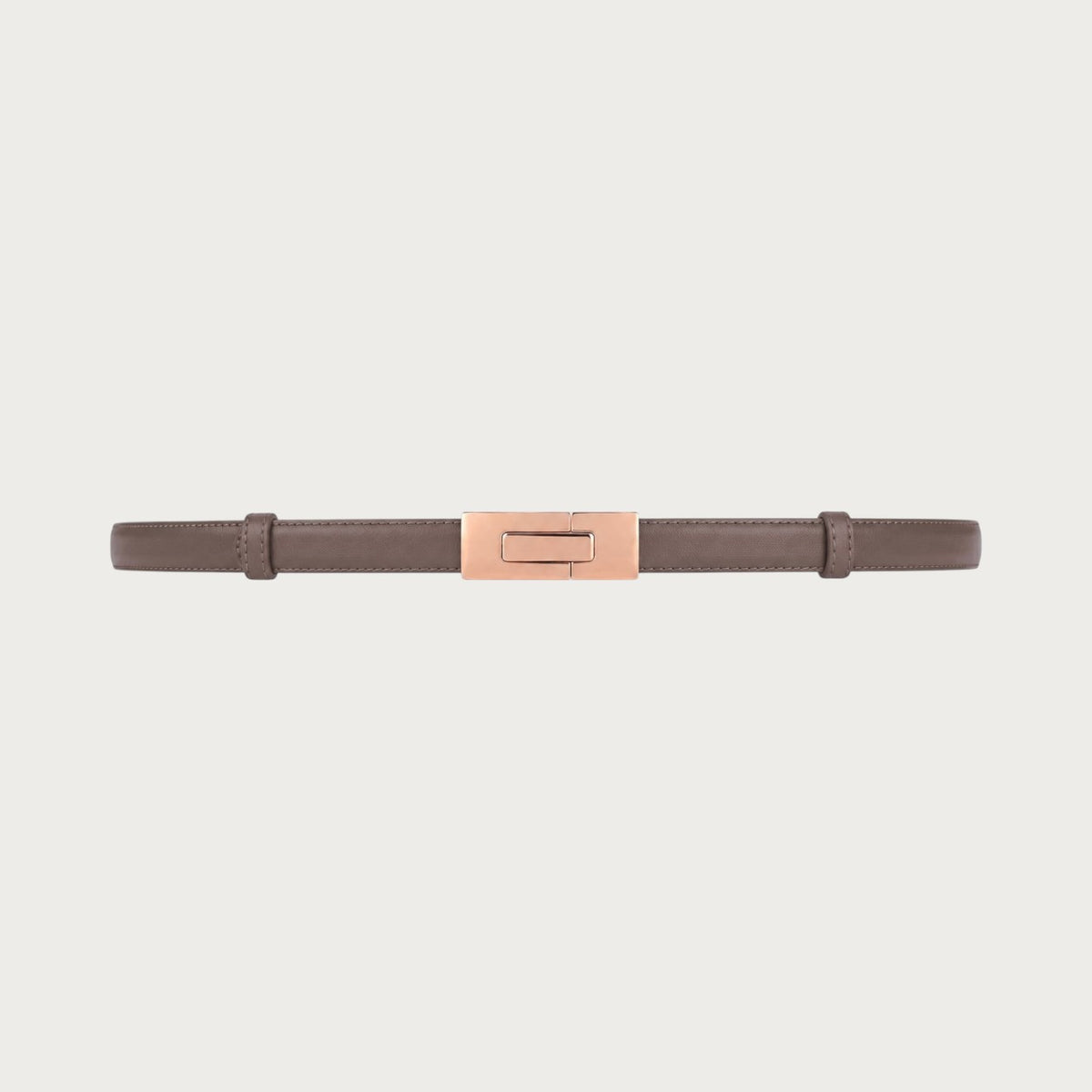 Ceinture fine Ceintura en cuir taupe déployée à plat, fermoir coulissant doré rectangulaire au centre