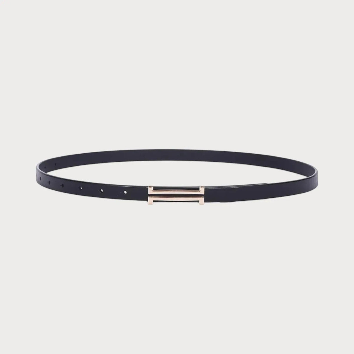 Ceinture très fine Ceintura en cuir noir déployée à plat, petite boucle rectangulaire dorée au centre
