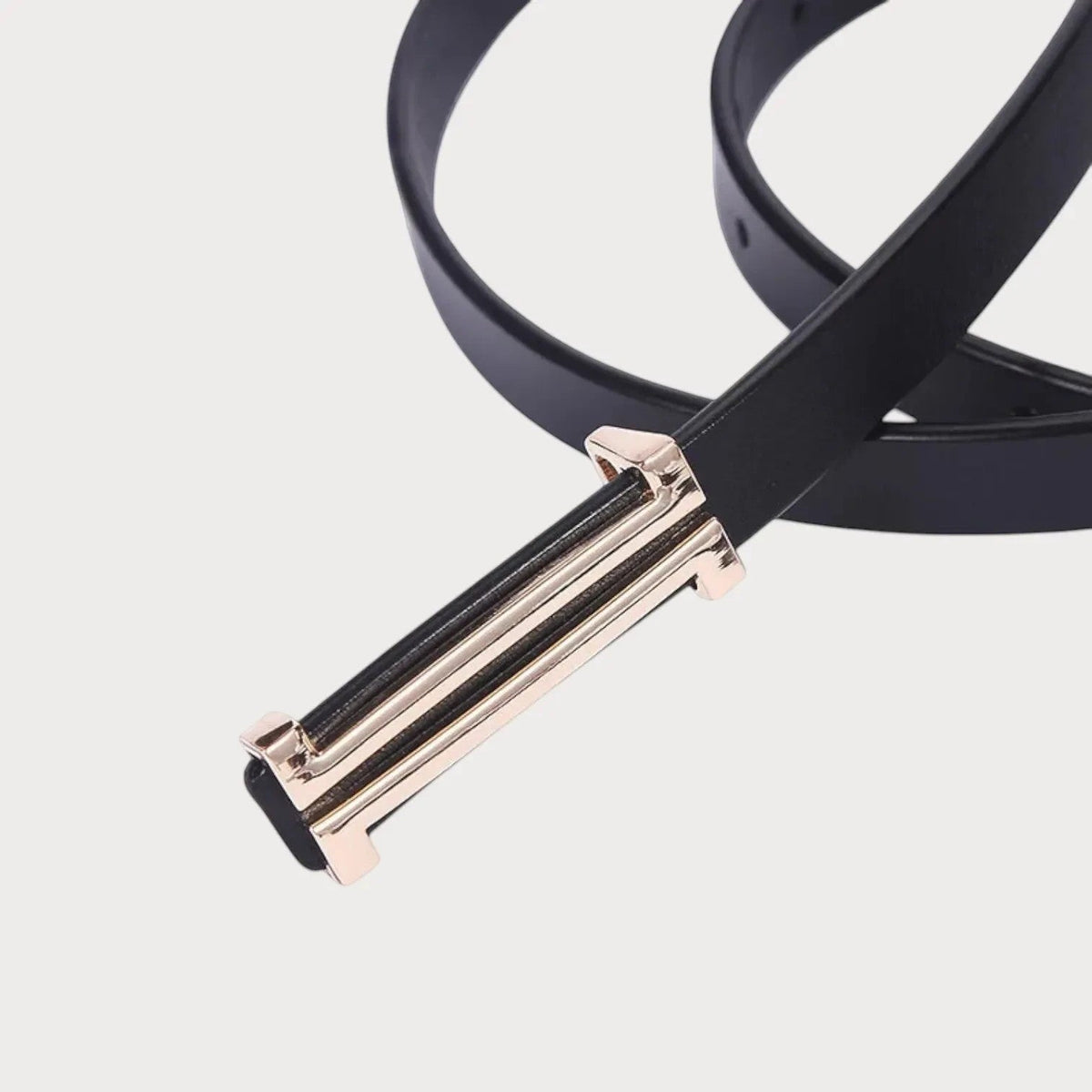Ceinture fine noire en cuir véritable Ceintura avec une boucle rectangulaire dorée élégante pour femme
