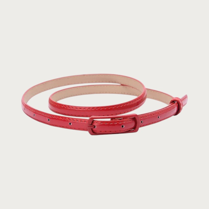 Ceinture fine Ceintura rouge pour fille, boucle argentée et trous de réglage au premier plan