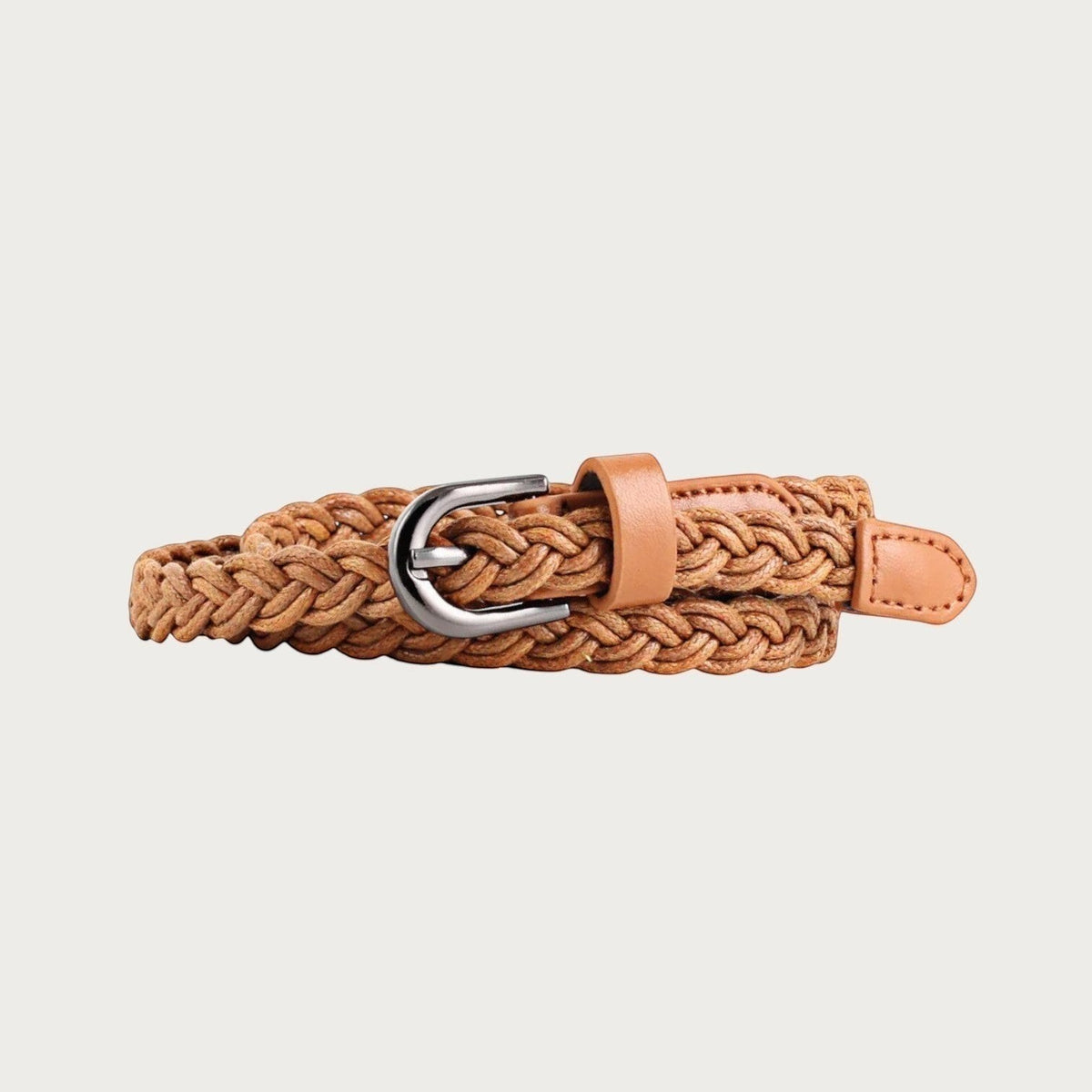 Ceinture fine tressée Ceintura Luce camel repliée en deux, boucle argentée arrondie et embout en cuir