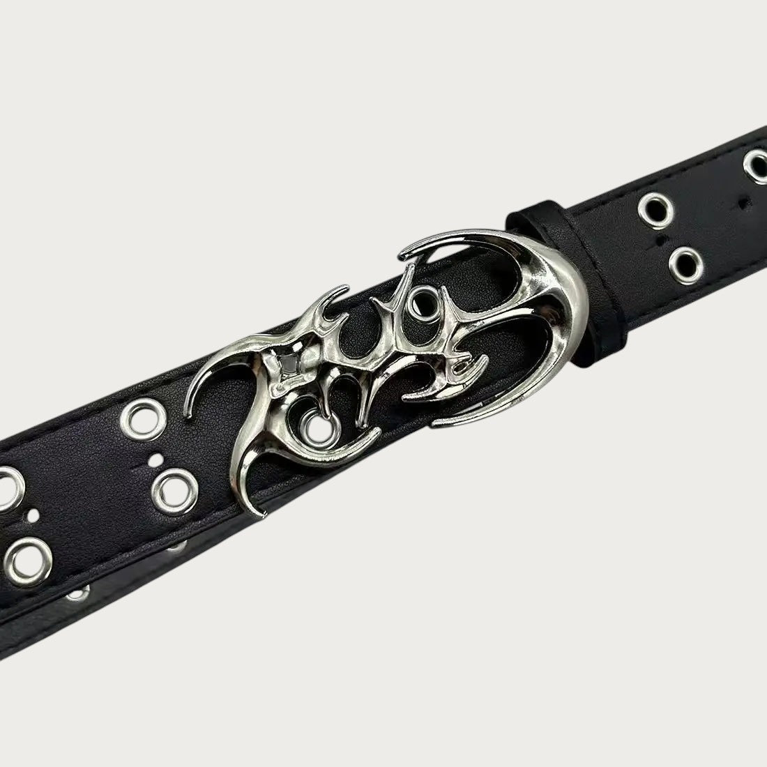 Ceinture Ceintura Pavia noire en similicuir avec boucle gothique argentée en forme de flammes et doubles œillets.