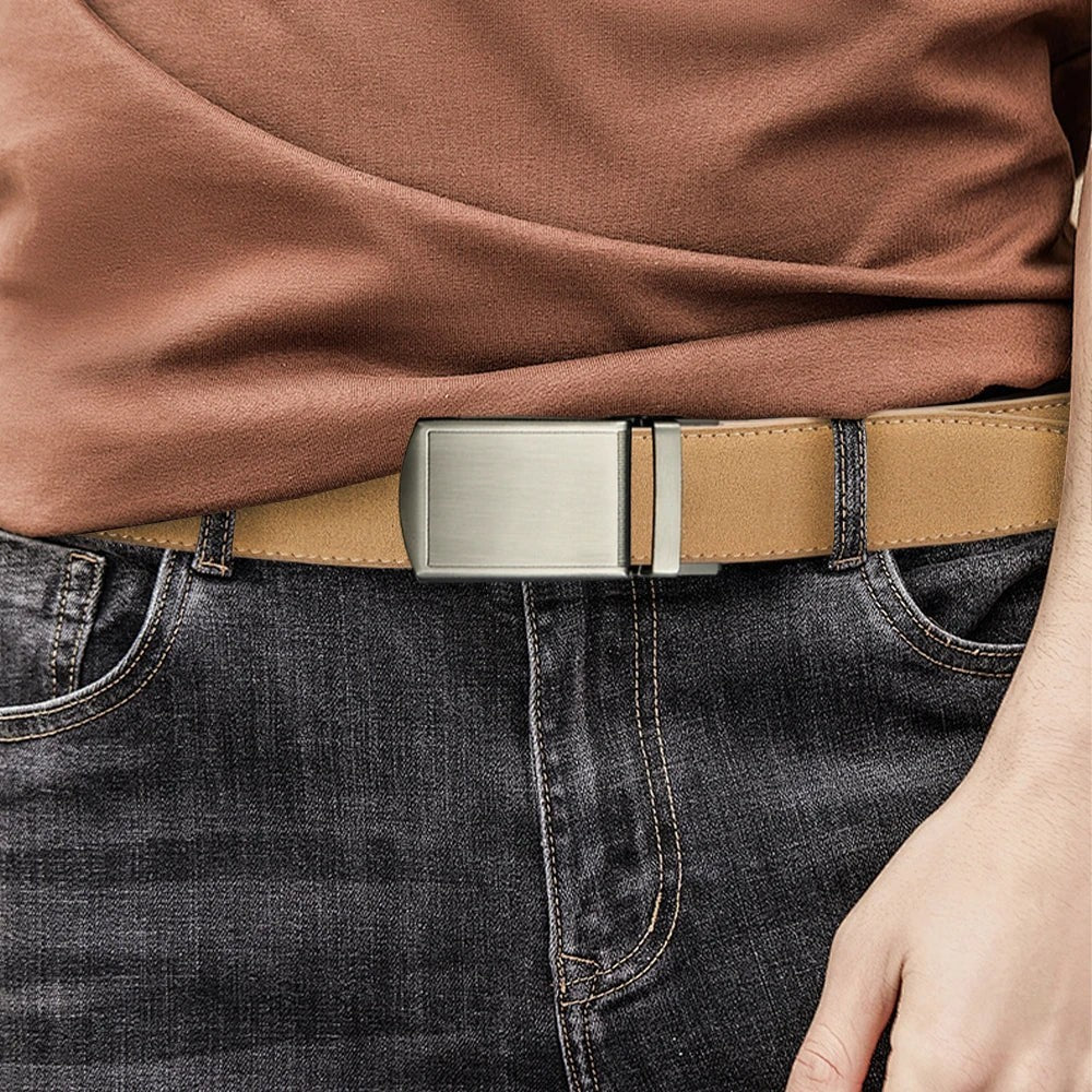Ceinture Ceintura Cuneo beige en similicuir avec boucle automatique rectangulaire en métal argenté brossé sur jean