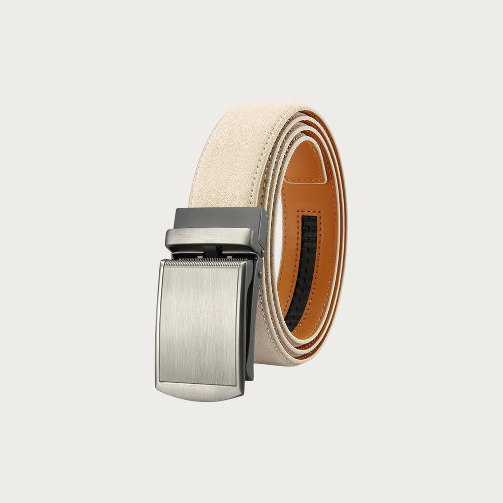 Ceinture Ceintura Cuneo crème enroulée serrée, gros plan sur la boucle automatique argentée brossée