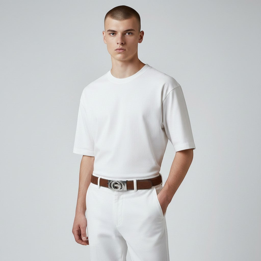 Homme portant la ceinture Ceintura Trapani en similicuir marron avec boucle automatique ajourée à anneaux entrelacés Image