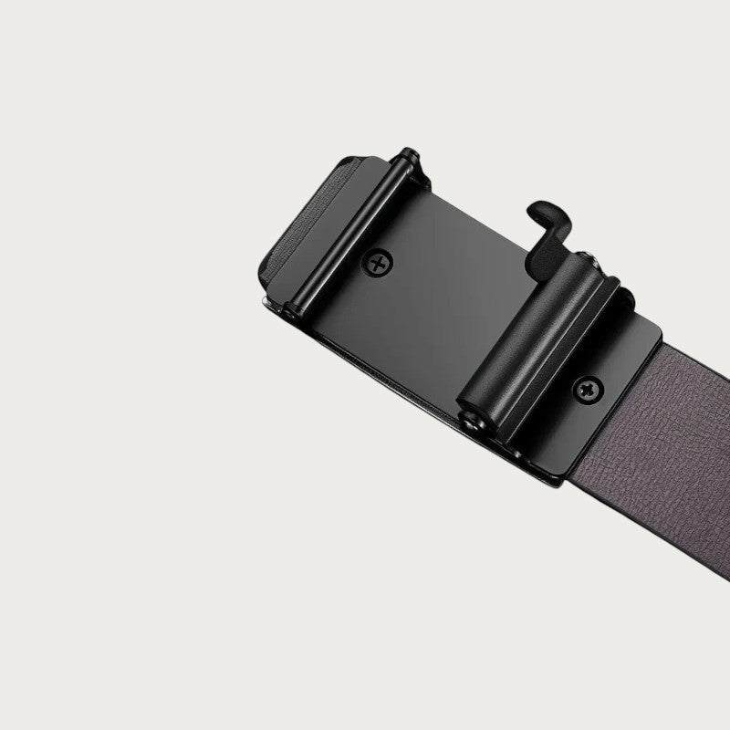 Gros plan sur le mécanisme de la ceinture Ceintura Massa en similicuir noir avec boucle automatique à cliquet