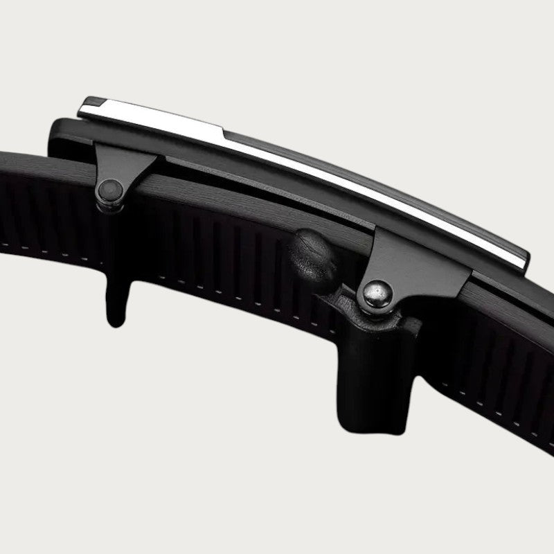 Gros plan sur le mécanisme à cliquet de la ceinture Ceintura Massa en similicuir noir avec boucle automatique Image