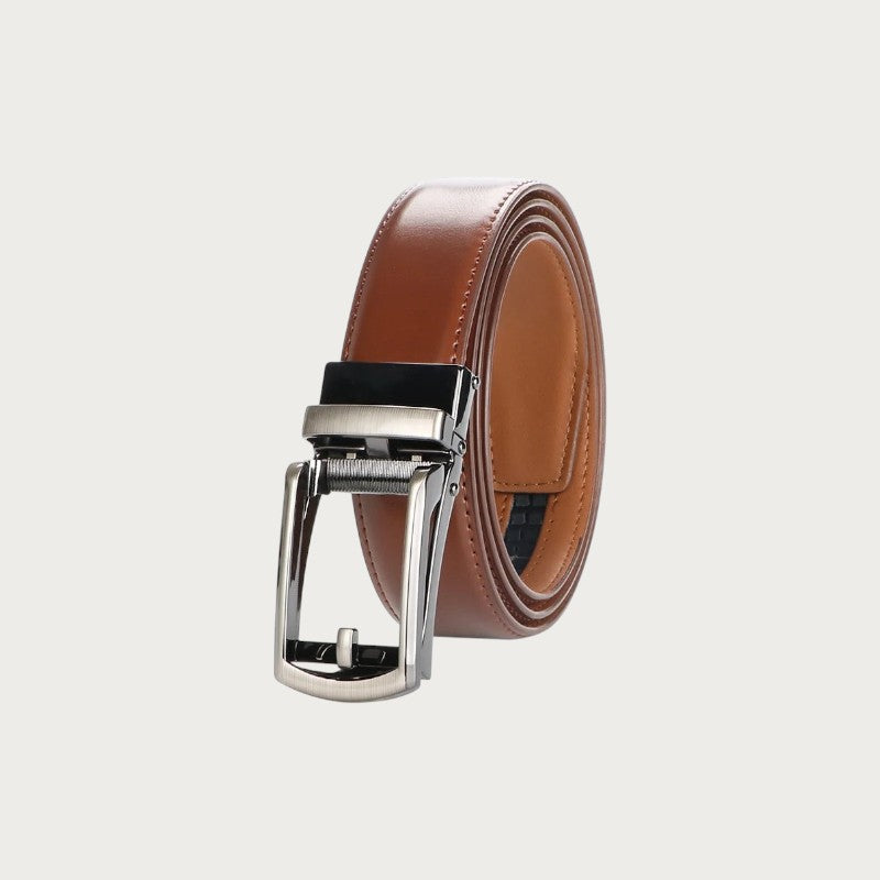 Ceinture Ceintura Pistoia en cuir cognac enroulée, gros plan sur la boucle rotative argentée