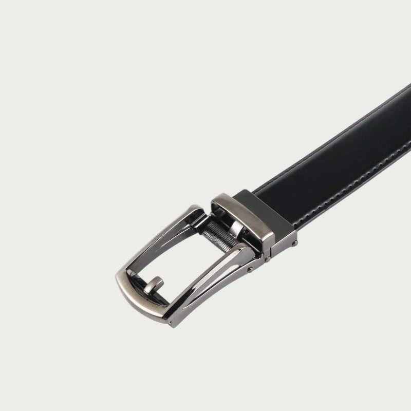 Détail de la boucle rotative argentée pivotée sur la ceinture Ceintura Pistoia en cuir noir