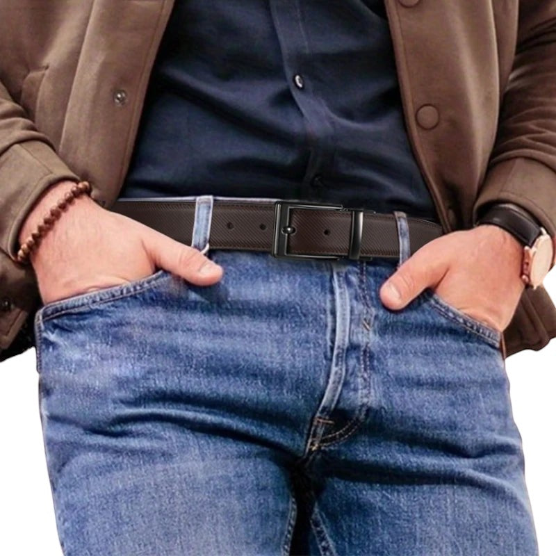 Ceintura ceinture réversible pour homme en cuir fendu noir avec boucle rotative portée sur un jean bleu