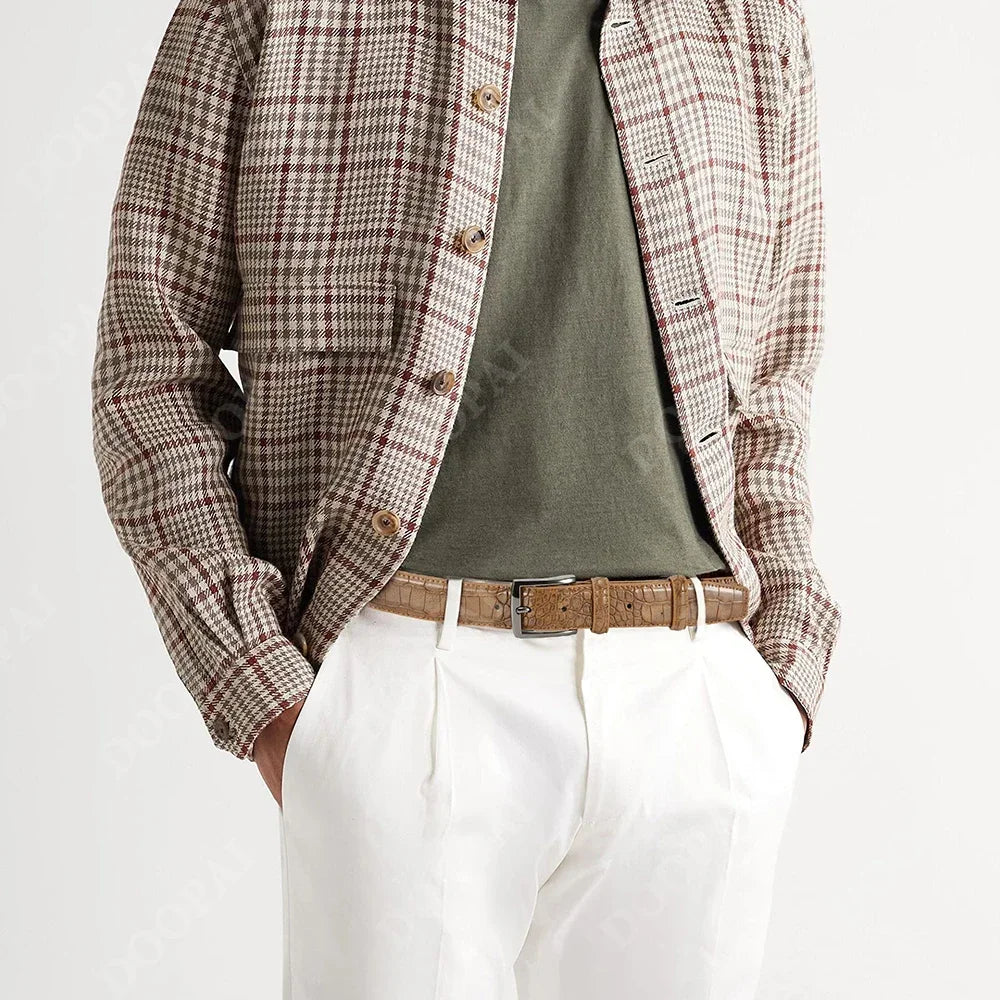 Ceinture homme Ceintura Salerno marron en similicuir effet crocodile avec boucle ardillon argentée sur pantalon blanc