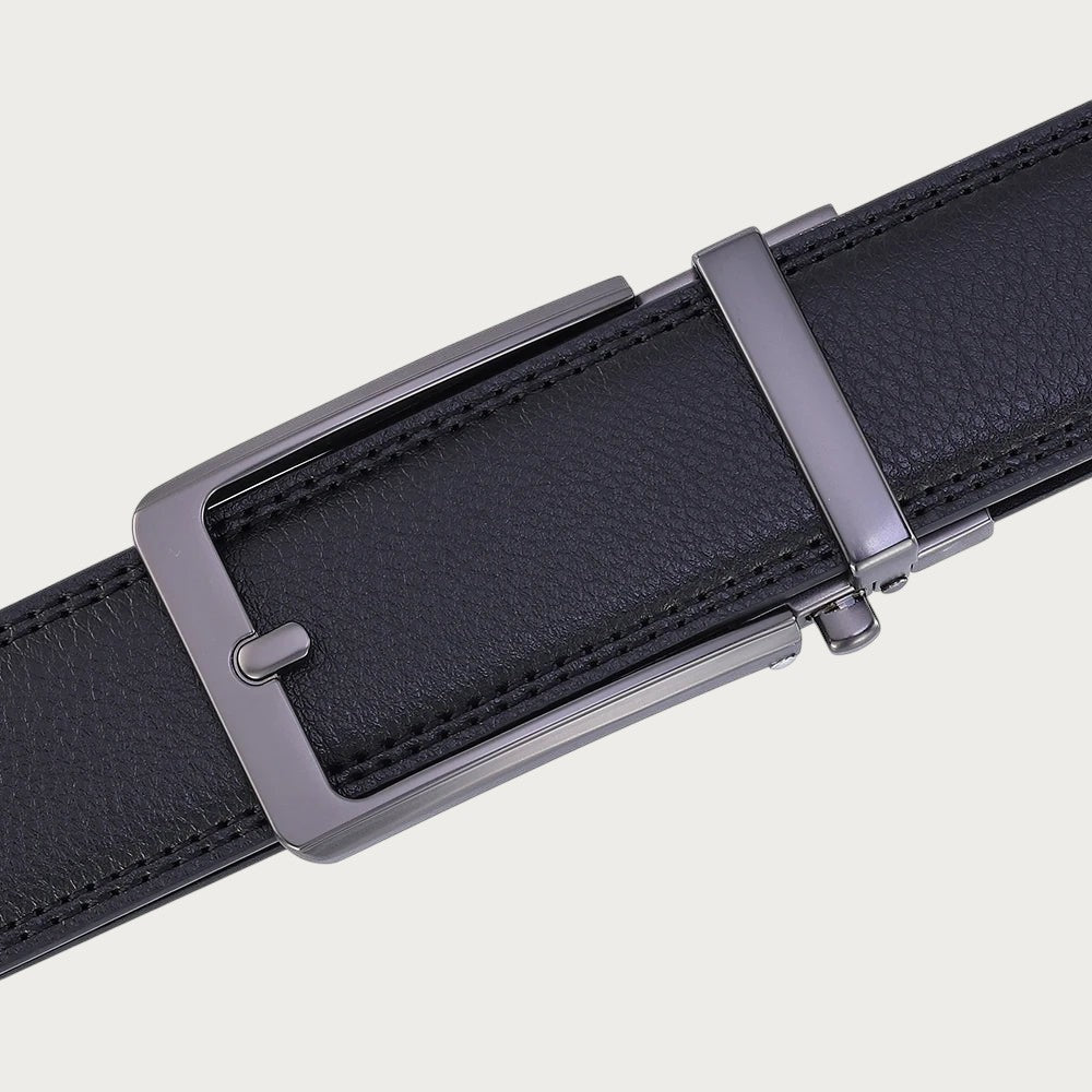 Gros plan sur la boucle automatique gris fumé et le similicuir grainé de la ceinture Ceintura Avellino