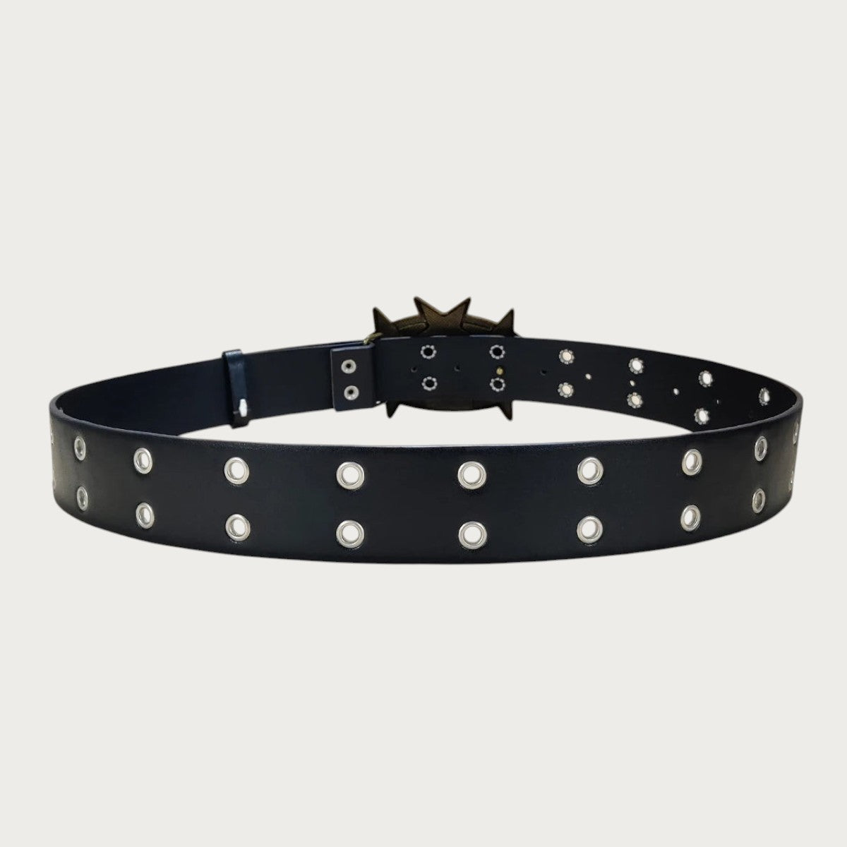 Ceinture Ceintura Lodi en similicuir noir avec double rangée d'œillets argentés et boucle étoile en bronze vieilli Image