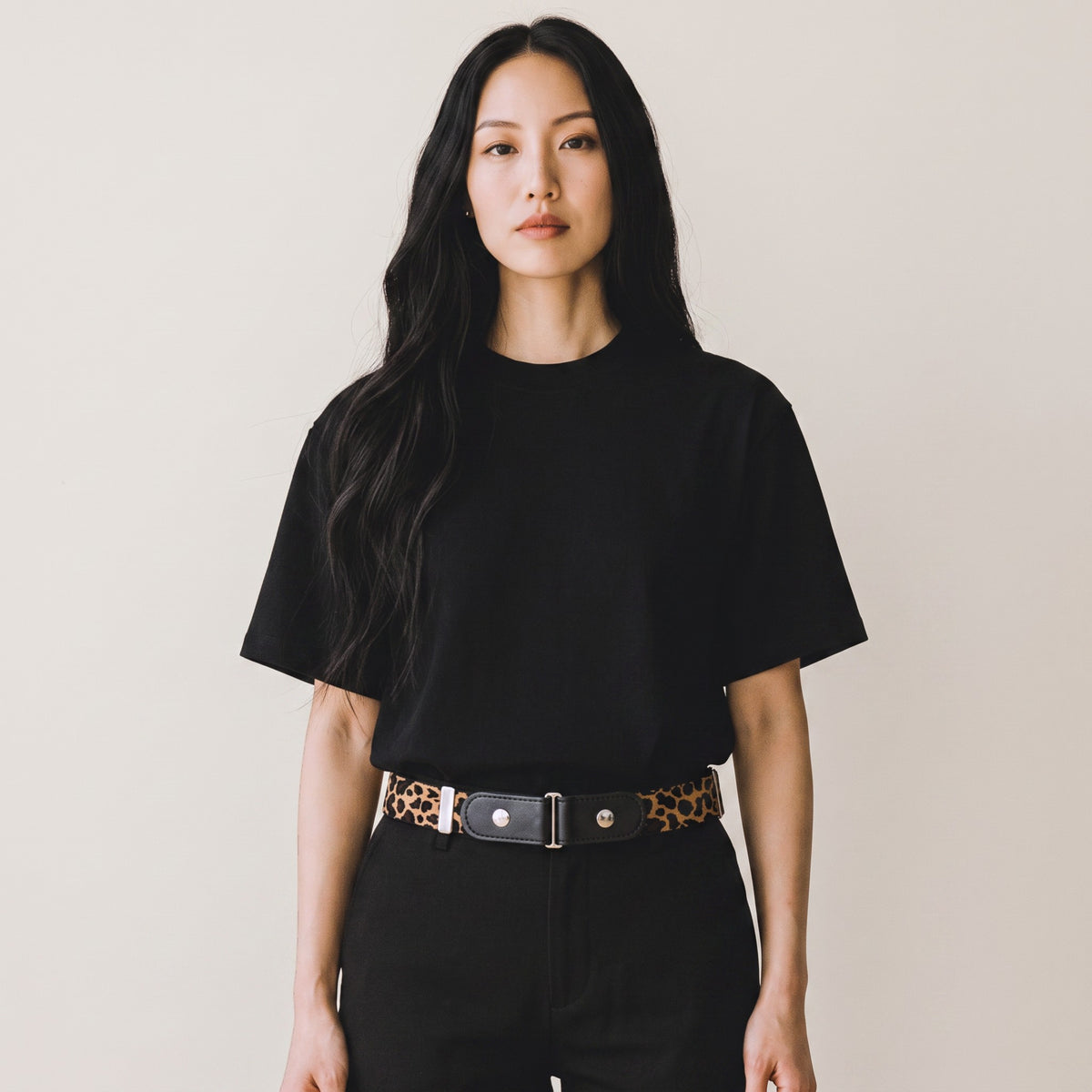 Ceinture invisible Ceintura élastique à motif léopard avec pattes en similicuir noir portée par une femme