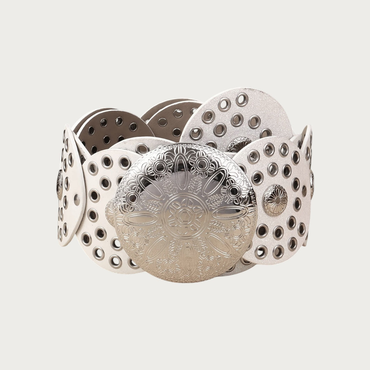 Gros plan sur le concho floral argenté et les disques perforés de la ceinture Ceintura Regina blanche