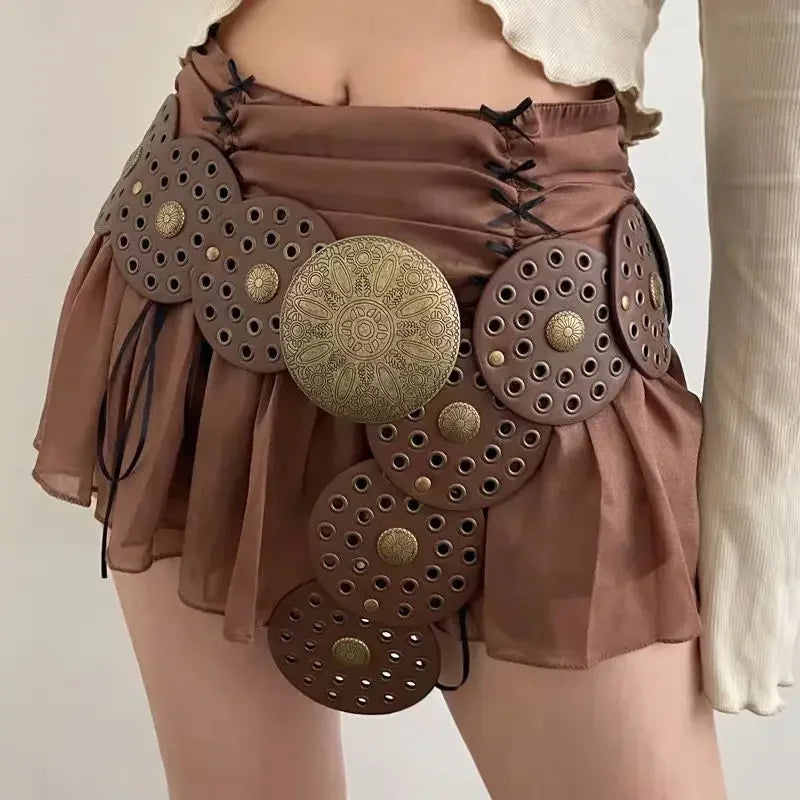 Ceinture large Ceintura en similicuir marron style années 20 avec détails perforés et grande boucle ronde en métal Image