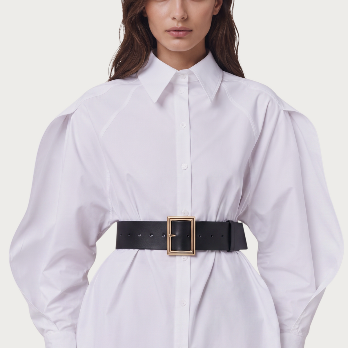 Ceinture large en cuir noir Ceintura avec boucle rectangulaire dorée portée sur une chemise blanche Image