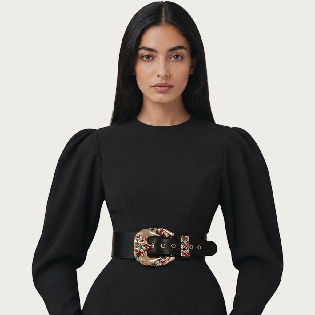 Ceintura ceinture large noire en similicuir avec boucle métallique ornée de strass colorés portée sur une robe Image
