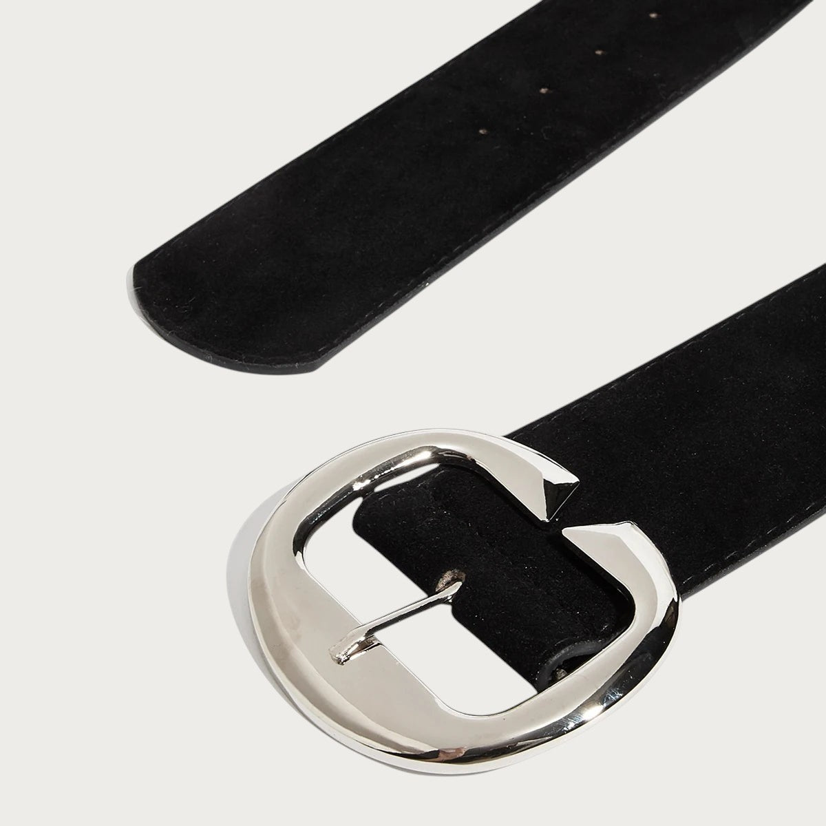 Ceinture large noire en velours style corset avec une grande boucle métallique argentée, accessoire de mode Ceintura