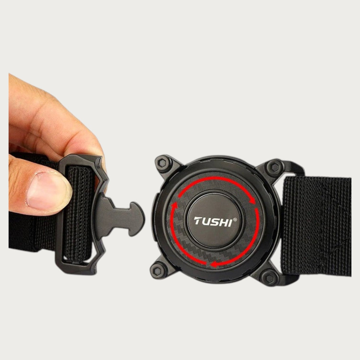 Main ouvrant la boucle rotative à dégagement rapide de la ceinture militaire Ceintura Cosenza noire