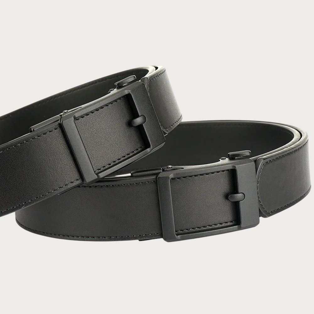 Ceinture militaire Ceintura Sassari noire en cuir enroulée, gros plan sur la boucle automatique et le passant