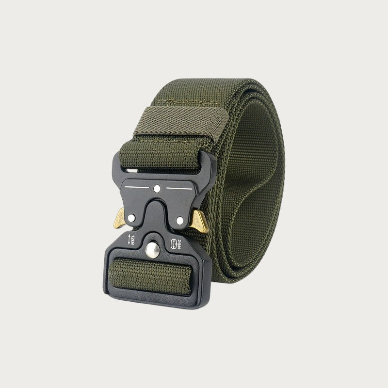 Ceinture militaire Ceintura Frosinone kaki enroulée, gros plan sur la boucle tactique à levier et crochets dorés