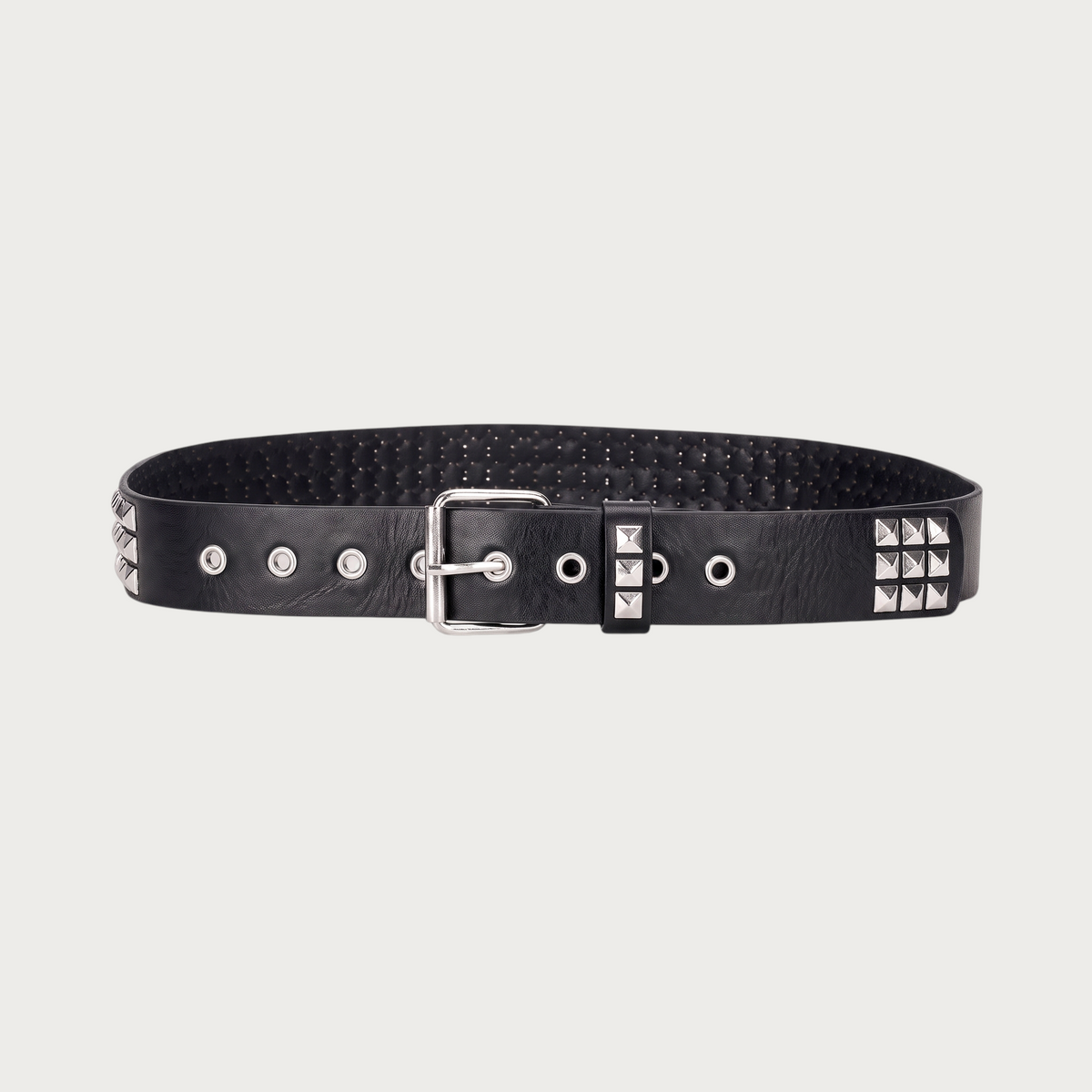 Ceinture Ceintura noire en similicuir avec trois rangées de clous pyramidaux argentés et boucle métallique assortie