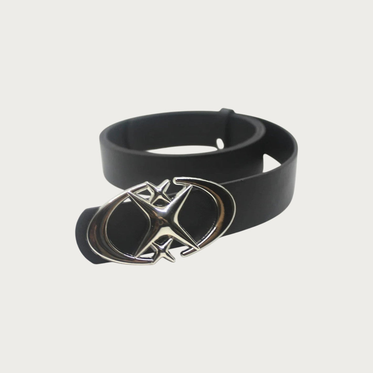 Ceinture Ceintura Varese noire en similicuir enroulée souplement, boucle ovale argentée en bas du cadrage