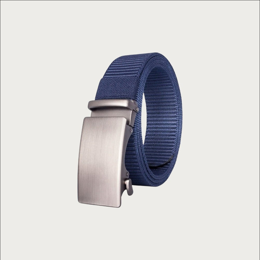 Ceinture Ceintura Forlì en nylon bleu marine enroulée, gros plan sur la boucle automatique argent brossé