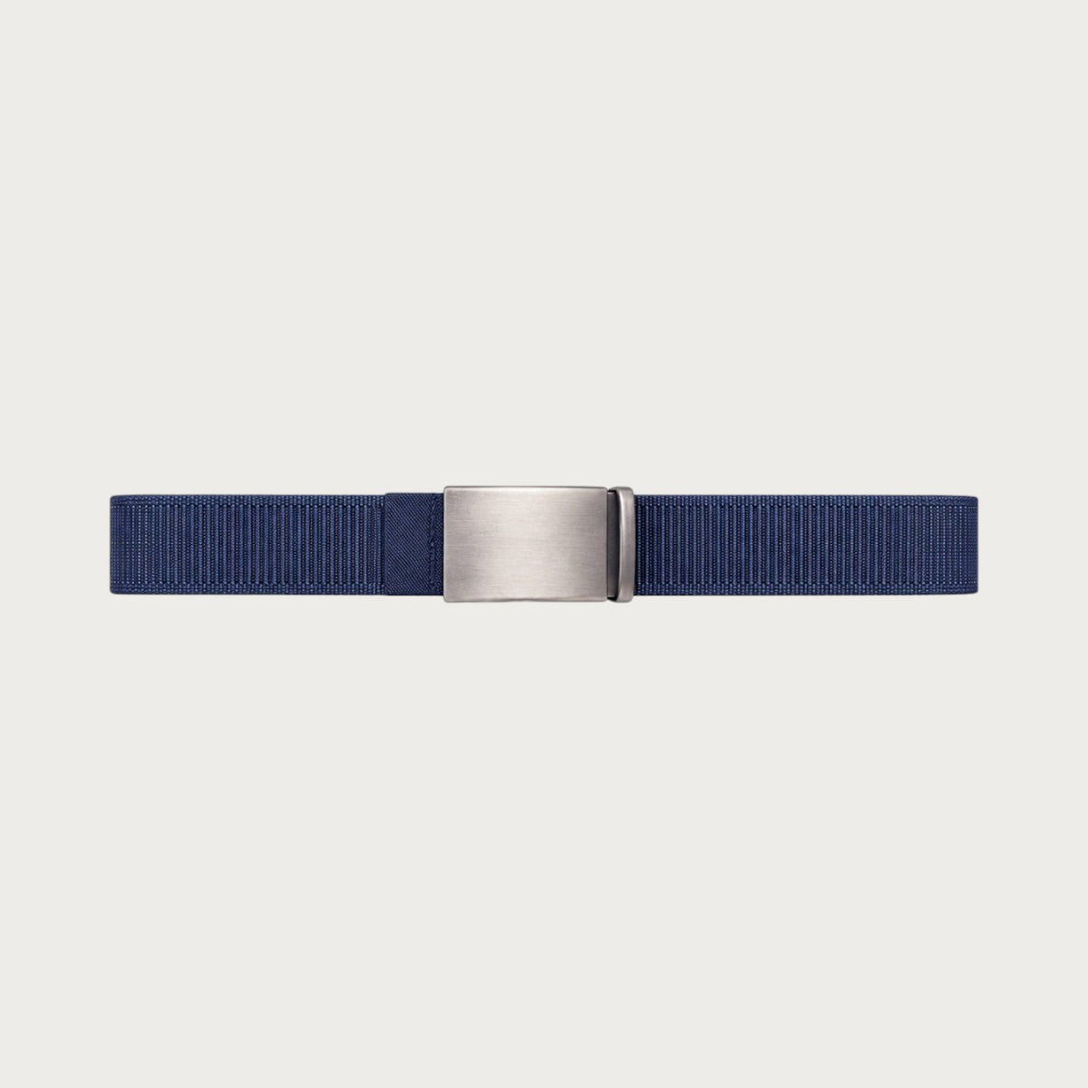 Ceinture Ceintura Forlì en nylon bleu marine déployée à plat, boucle automatique en alliage argent brossé