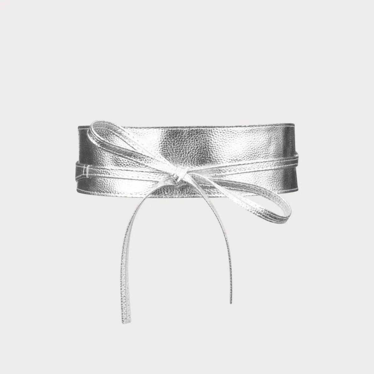 Ceinture large style obi Ceintura en similicuir argenté brillant à nouer, idéale pour cintrer une robe.